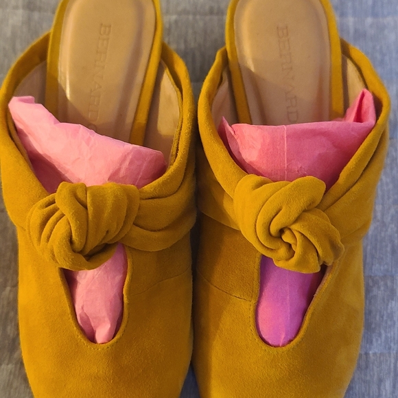 Bernardo Mustard Suede Knot Mules Slip-On Pointed Toe Women’s Shoes - Picture 6 of 7